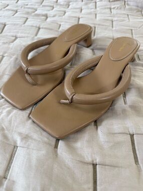 & Other Stories Women’s Beige Leather Thong Low Heeled Sandals Size 10